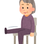 椅子に座って足上げ画像